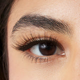 Girl using It Girl Magnetic Eyelashes
